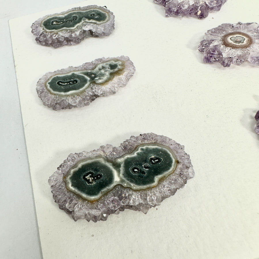 Amethyst-Stalaktiten-Scheiben mit konzentrischer Kristallstruktur