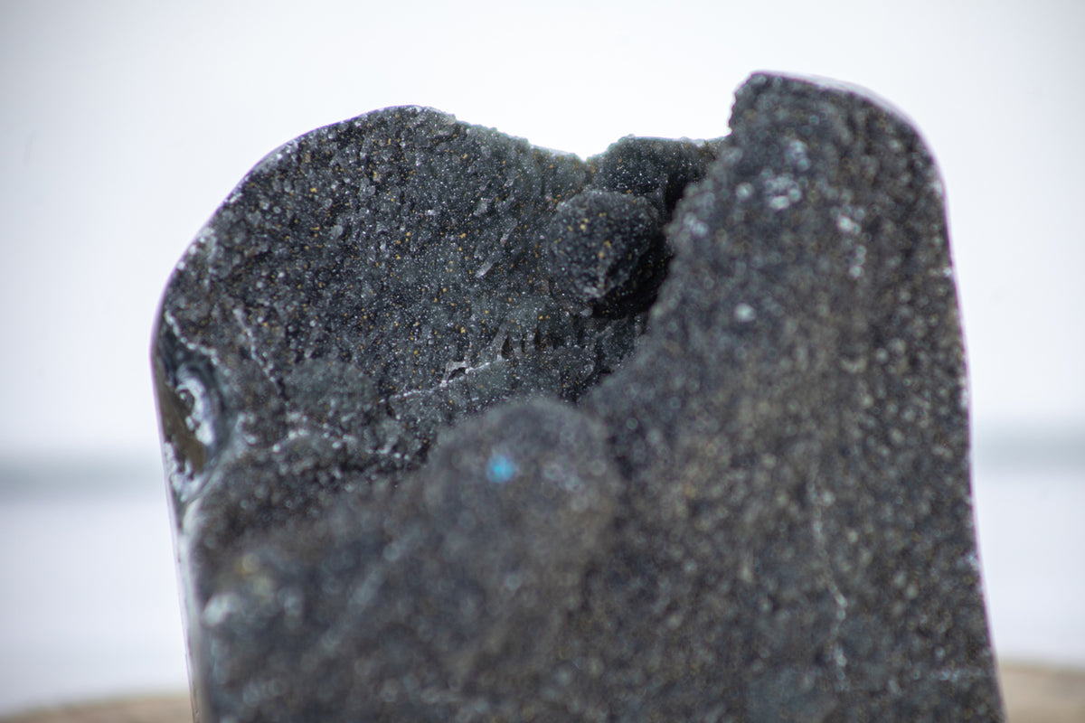Schwarze Amethyst-Kathedrale mit tief ausgeprägter, dunkelvioletter Kristallzone