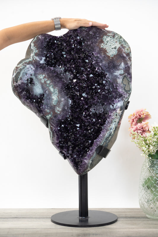 Amethyst-Jaspis-Kristallcluster XXL mit kontrastreicher Mineralmatrix, in exklusiver Premiumqualität
