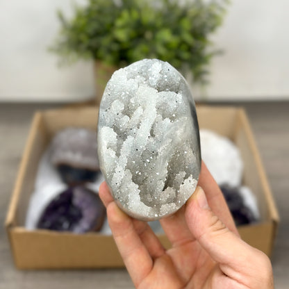 Mineralien-Ensemble mit differenzierter Struktur und natürlicher Kristallbildung