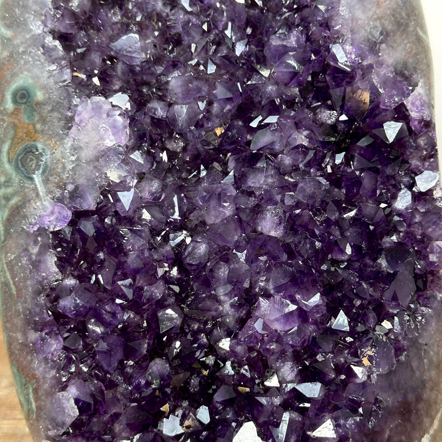 Amethyst-Kathedrale mit grüner Jaspis-Schale und strukturierter Kristallbildung