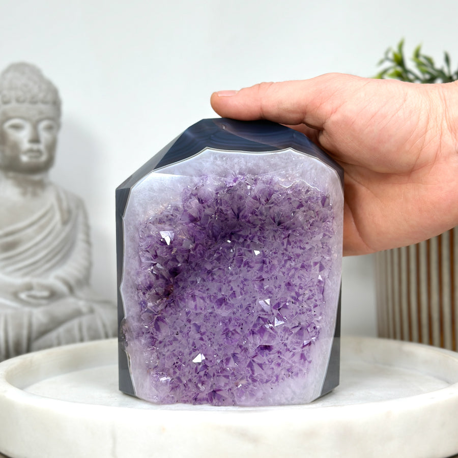 Blaugebänderter-Achat-Amethyst-Obelisk mit markanter Mineralmatrix