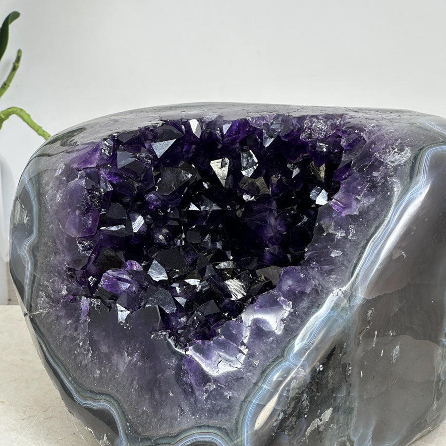 Amethyst-Achat-Geode mit harmonisch verlaufender Bänderstruktur, in ausgewählter Spitzenqualität