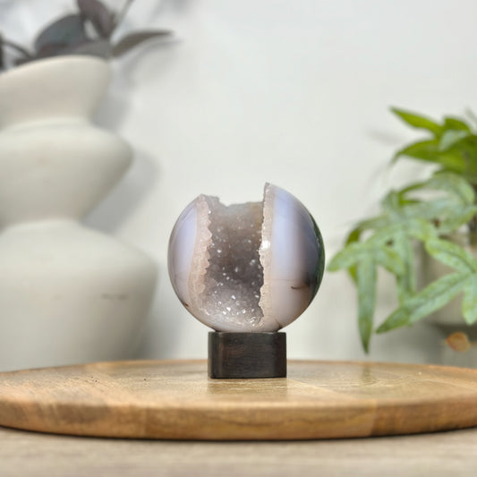 Quarz-Sphäre mit glänzender Achat-Oberfläche und Druzy-Struktur