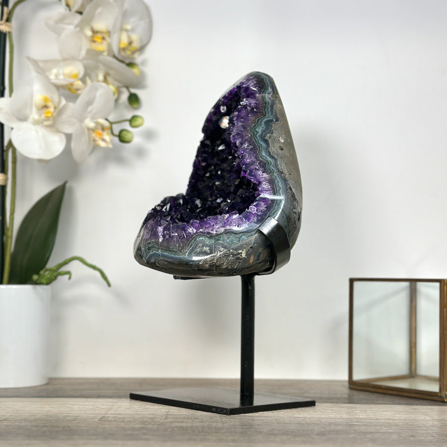 Amethyst-Geodencluster mit geschichtet aufgebauter Kristallarchitektur, in ausgewählter Spitzenqualität