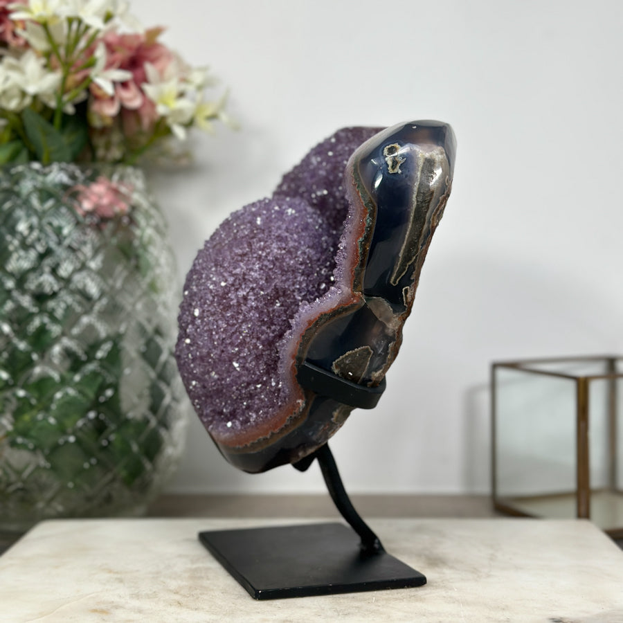 Amethyst-Cluster mit kontrastreicher Achat-Schale und lebendiger Kristallstruktur, in exklusiver Premiumqualität