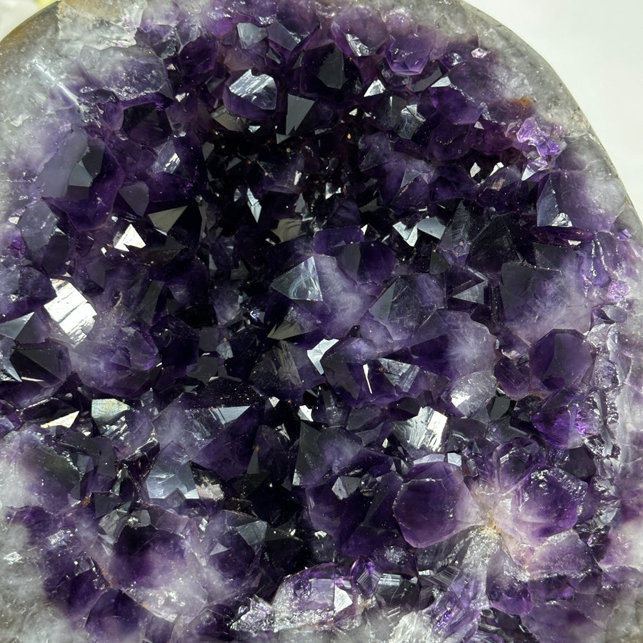 Amethyst-Geode groß mit intensiv dunkler Farbzone