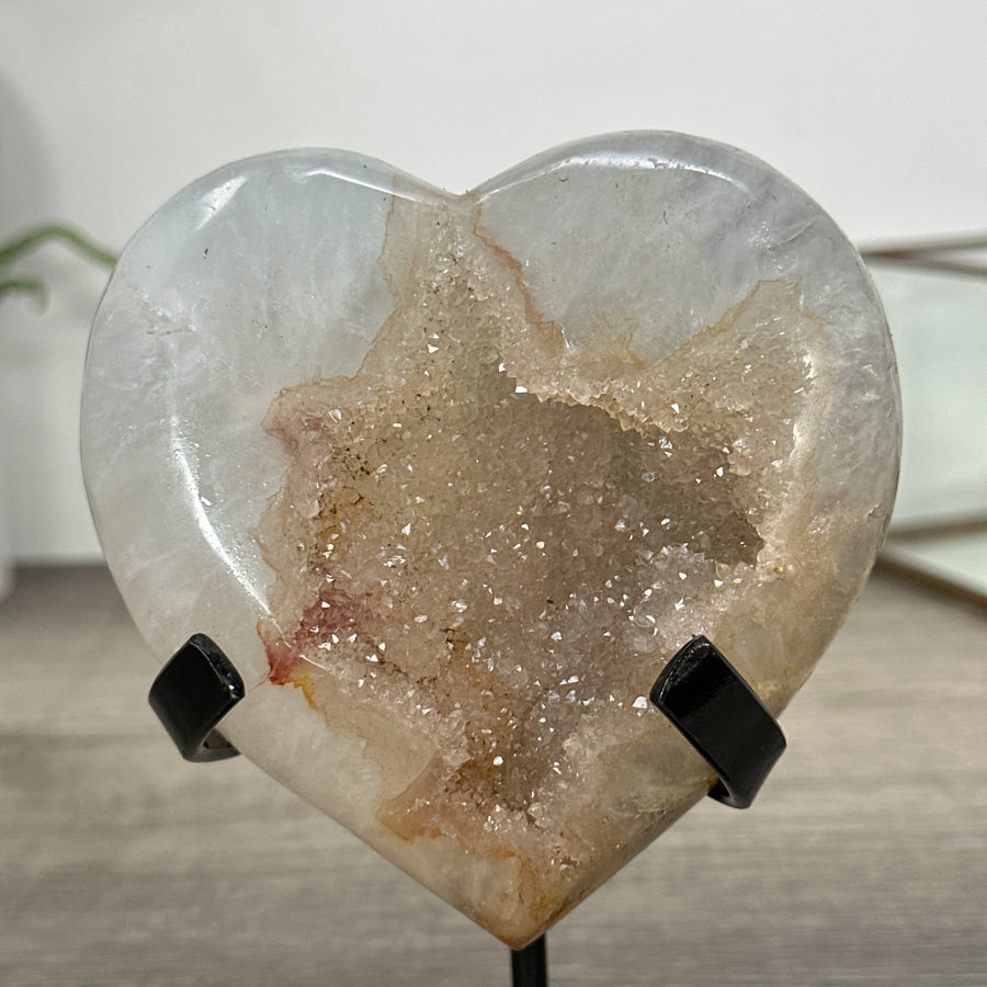 Gelbe Quarz-Herzskulptur mit lichtdurchlässiger, goldfarbener Kristallstruktur