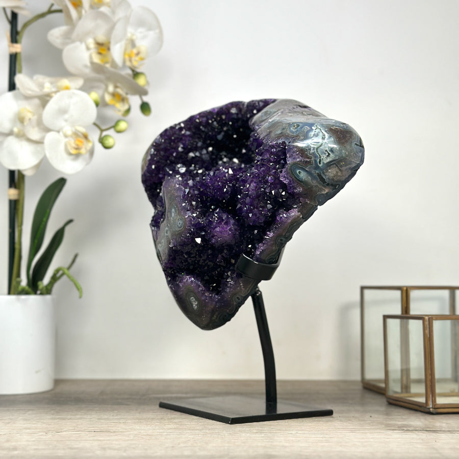 Amethyst-Geode mit außergewöhnlicher, tropfsteinartiger Innenarchitektur, in ausgewählter Spitzenqualität