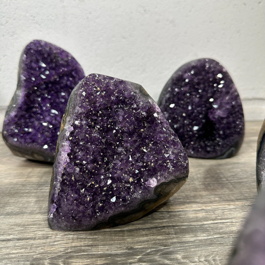 Amethyst-Kathedralen & Drusen-Set 12-teilig, mit harmonisch gewachsenen, violetten Kristallstrukturen