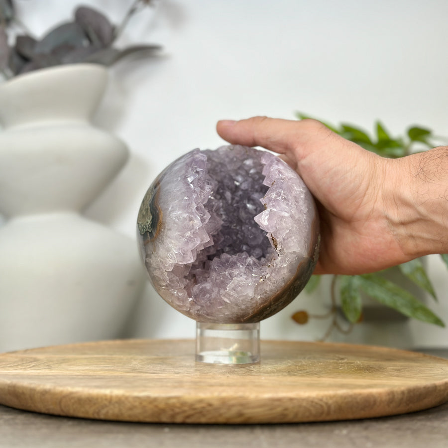Amethyst-Steinkugel mit natürlicher Kristallbildung und ruhiger Oberflächenwirkung