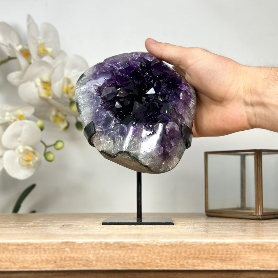 Amethyst-Geode mit großkristalliner, tiefvioletter Oberfläche
