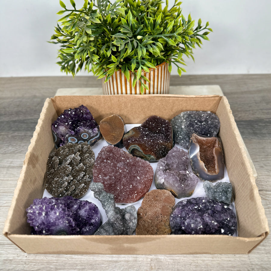 Mineralien-Ensemble mit funkelnden Mineralspitzen