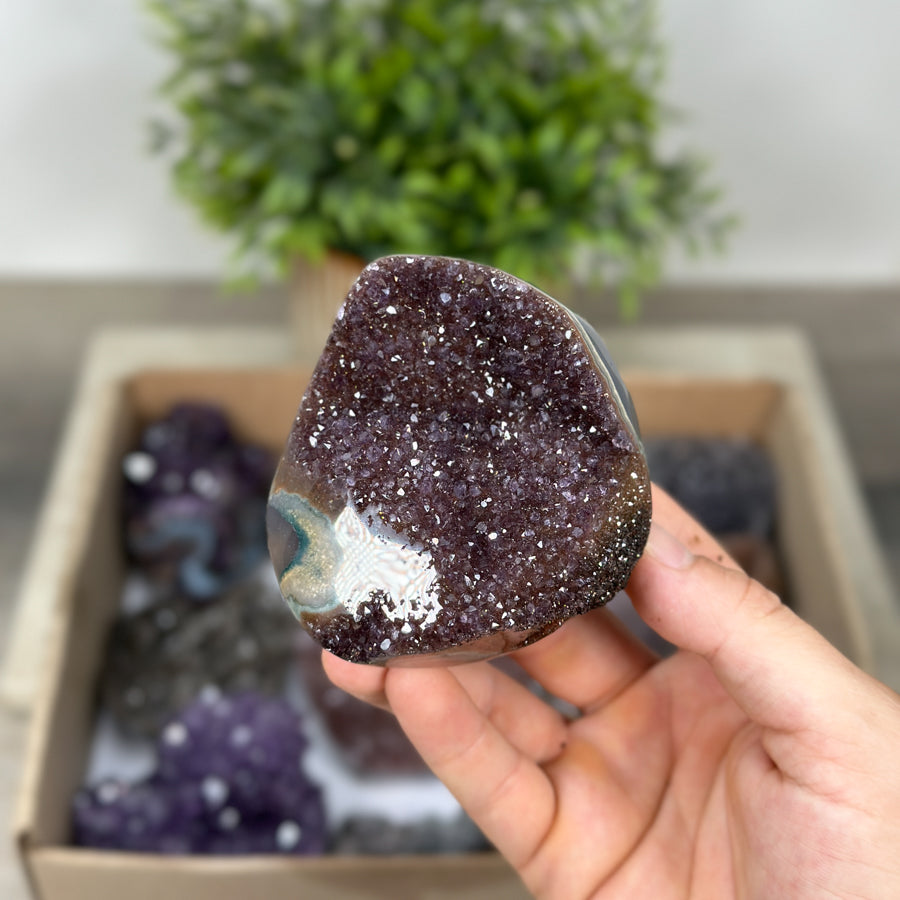 Mineralien-Ensemble mit funkelnden Mineralspitzen