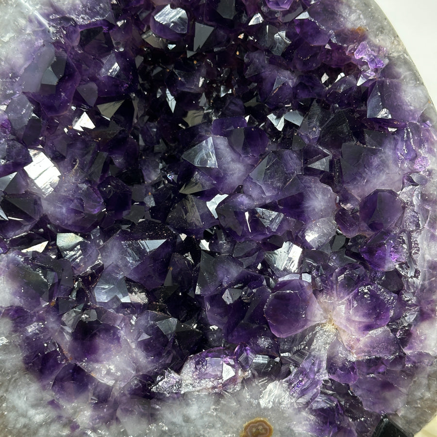 Amethyst-Geode groß mit intensiv dunkler Farbzone