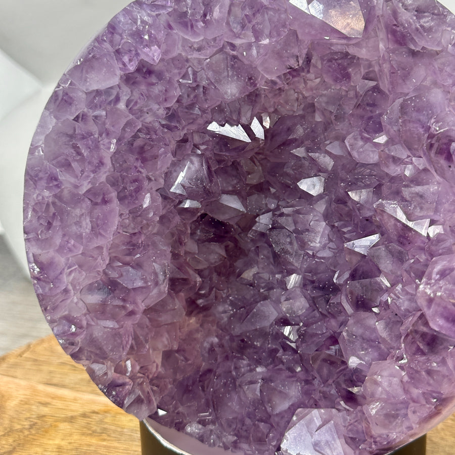Amethyst-Steinkugel mit harmonischer Kristallstruktur und feiner Druzy-Oberfläche