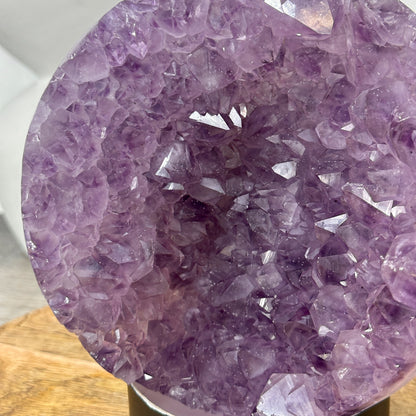 Amethyst-Steinkugel mit harmonischer Kristallstruktur und feiner Druzy-Oberfläche