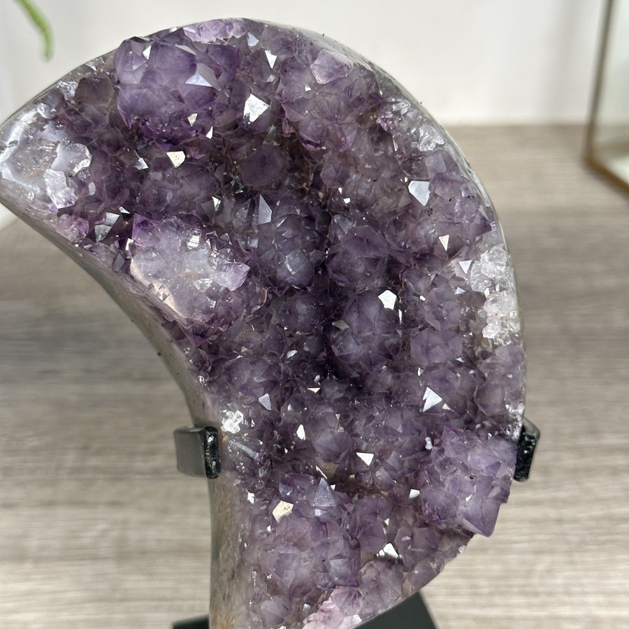 Amethyst-Kristallcluster in Mondform mit dichter Kristallstruktur