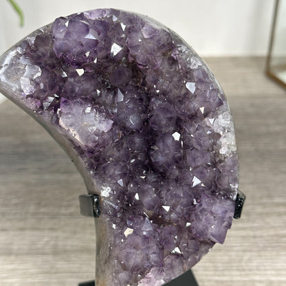 Amethyst-Kristallcluster in Mondform mit dichter Kristallstruktur