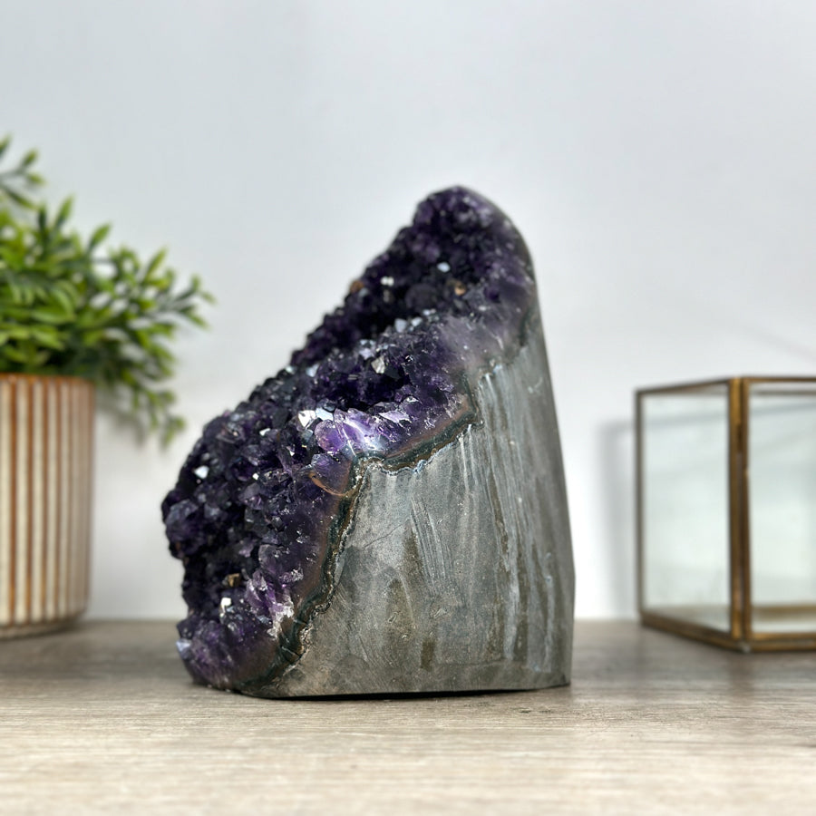 Amethyst-Kathedrale mit tiefvioletter Kristallfläche in hochwertiger Naturqualität
