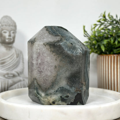 Amethyst-Grünjaspis-Obelisk mit lebendiger Farbstruktur