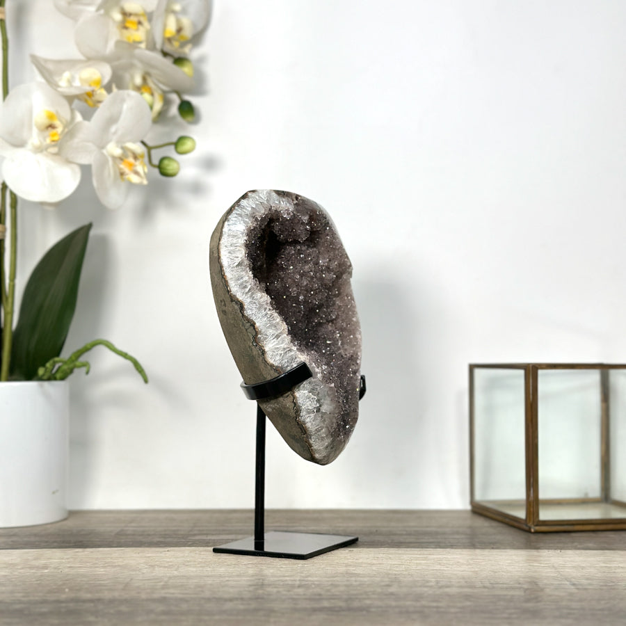 Amethyst-Geode mit grau getönter, dichter Kristallstruktur
