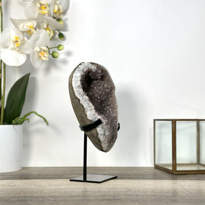 Amethyst-Geode mit grau getönter, dichter Kristallstruktur