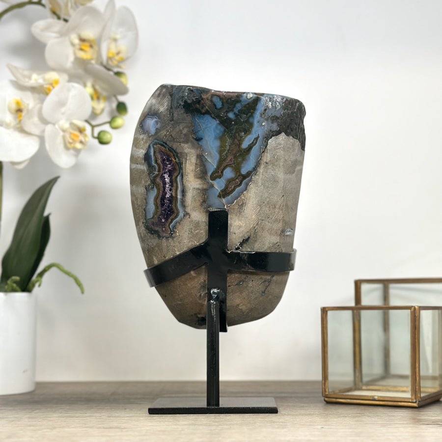 Amethyst-Geode mit intensiv blau gerahmter Achat-Schale, in hochwertiger Naturqualität