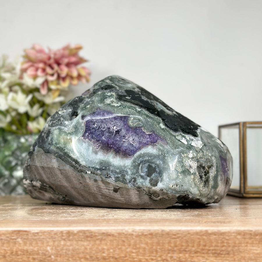 Amethyst-Geode mit Jaspis-Schale und klar definierter Kristallkammer