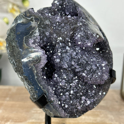 Galaxy-Amethyst-Exemplar mit fein schimmernder Stalaktitenstruktur