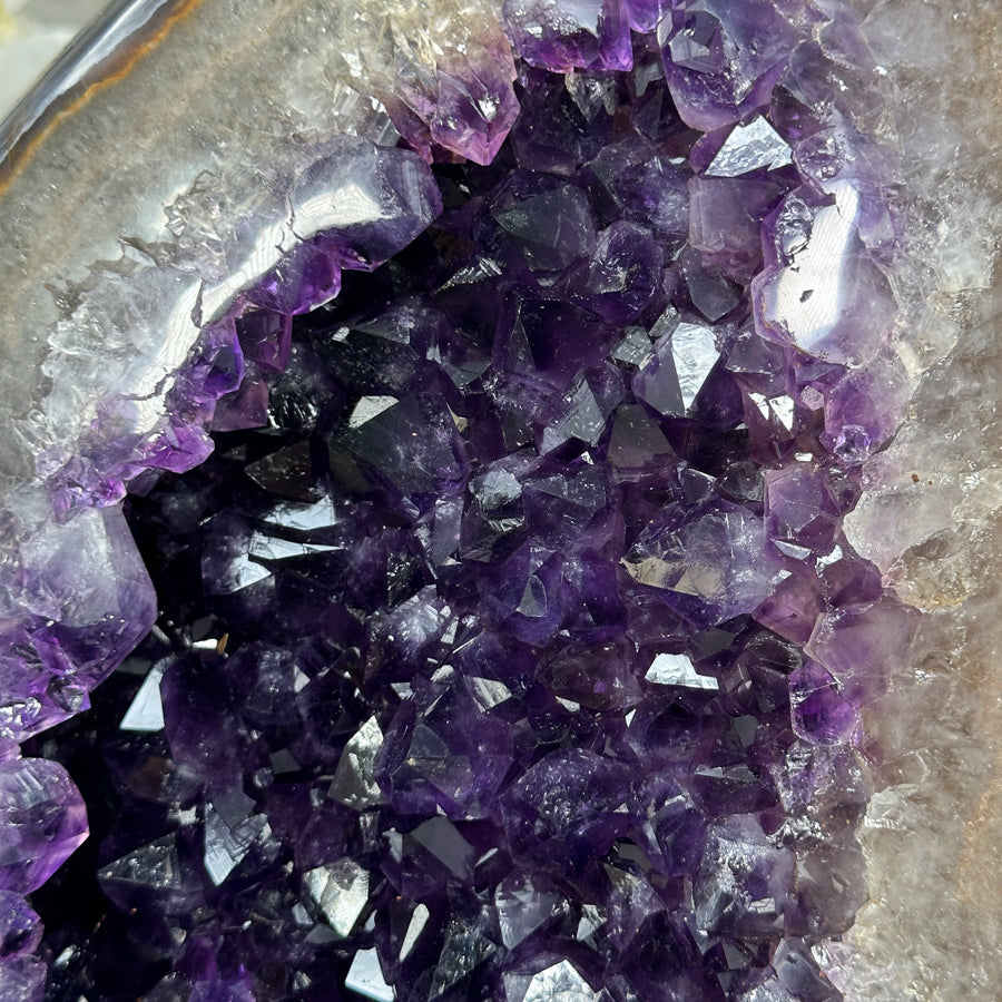Amethyst-Geode groß mit weit gefächerter Innenstruktur, in ausgewählter Spitzenqualität