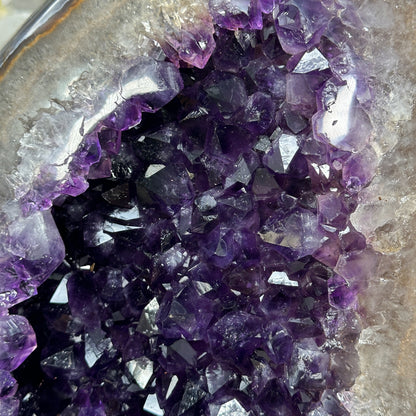 Amethyst-Geode groß mit weit gefächerter Innenstruktur, in ausgewählter Spitzenqualität