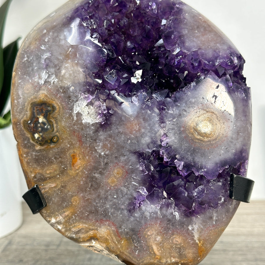 Amethyst-Kristallcluster mit augenförmiger Stalaktitbildung