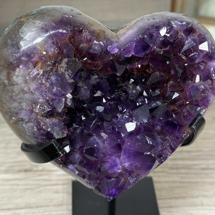 Amethyst-Kristallherz mit dicht gewachsener, tiefvioletter Kristallstruktur