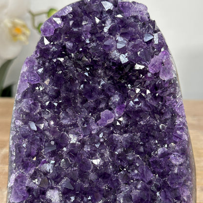 Amethyst-Druse mit klar geöffneter Kristallkammer und violetter Kristallstruktur