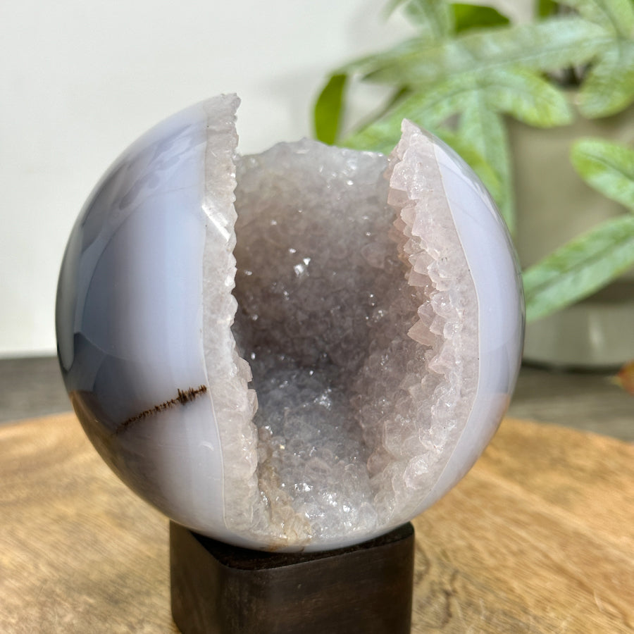 Quarz-Sphäre mit glänzender Achat-Oberfläche und Druzy-Struktur