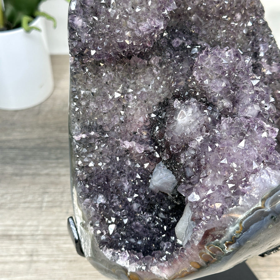 Amethyst-Achat-Exemplar mit integrierten Hämatit-Formationen