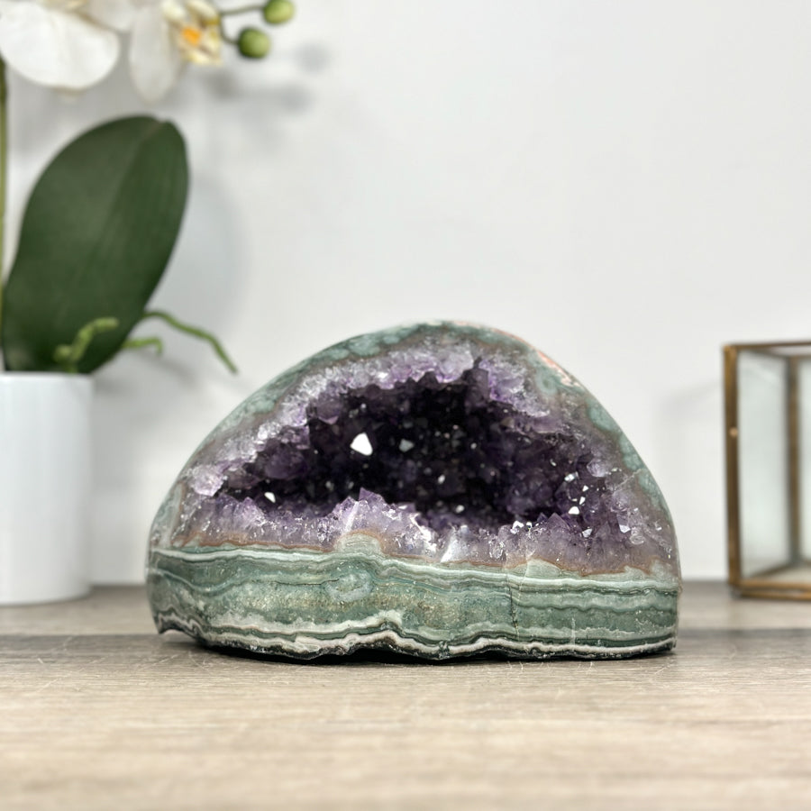 Amethyst-Geode mit strukturierter Jaspis-Schale