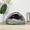 Amethyst-Geode mit strukturierter Jaspis-Schale