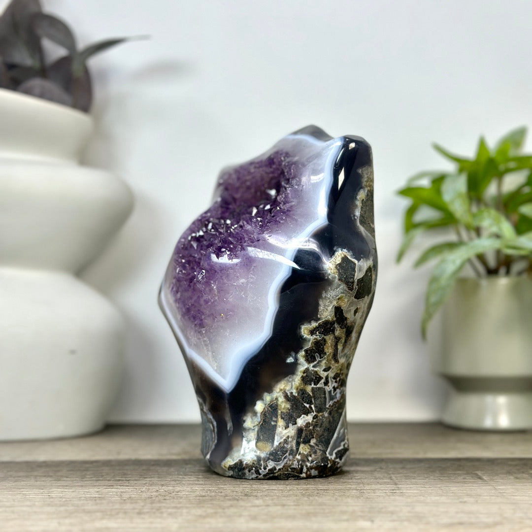 Amethyst-Skulptur mit einzigartiger Kristallarchitektur und Quarz-Einschlüssen