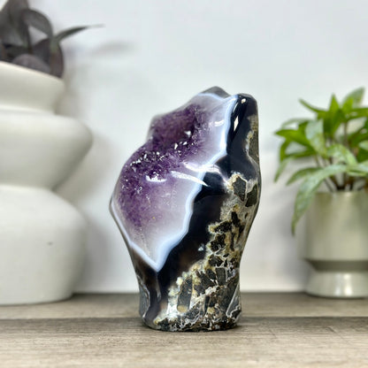 Amethyst-Skulptur mit einzigartiger Kristallarchitektur und Quarz-Einschlüssen