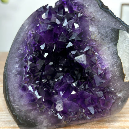 Amethyst-Geode mit violetter Kristallstruktur, in ausgewählter Spitzenqualität