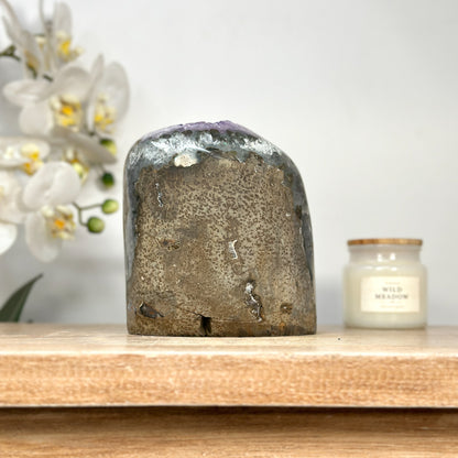 Amethyst-Druse mit skulptural gewachsener Kristallarchitektur
