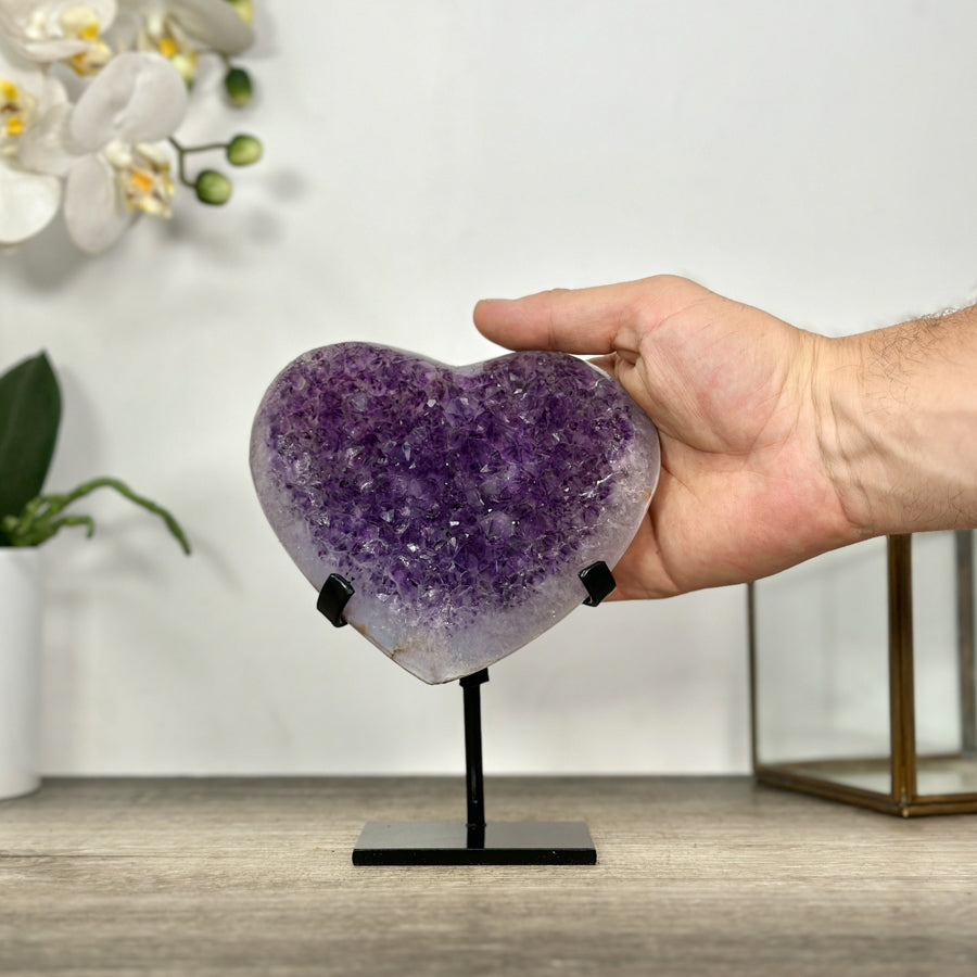 Amethyst-Quarz-Herzskulptur mit violetter Kristallzone und kristallklarer Quarzmatrix
