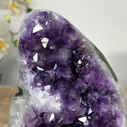 Amethyst-Kathedrale mit tiefvioletten Kristallspitzen und klarer architektonischer Struktur