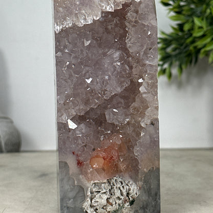 Quarz-Obelisk mit klarer transparenter Kristallstruktur