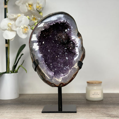 Amethyst-Geode groß mit Achat-Schale und ausgewogener Kristallstruktur