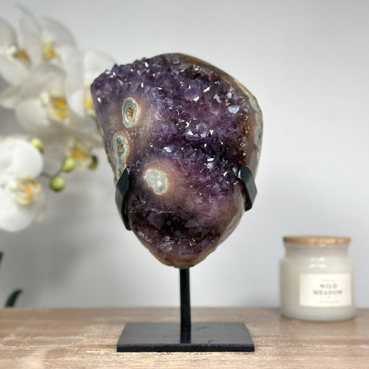 Amethyst-Jaspis-Kristallcluster mit kontrastreicher Mineralmatrix