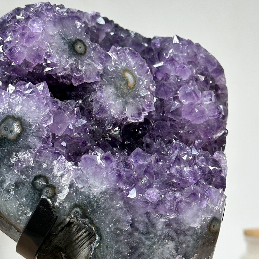 Amethyst-Geode mit ausgeprägten, anmutigen Stalaktitenaugen