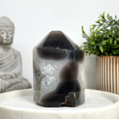 Achat-Quarz-Obelisk mit geschichteter Mineralstruktur